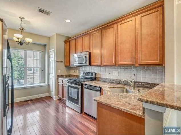 8 Mallard Pl, Secaucus NJ  07094-2930 exterior