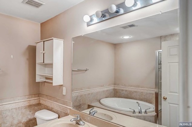 8 Mallard Pl, Secaucus NJ  07094-2930 exterior