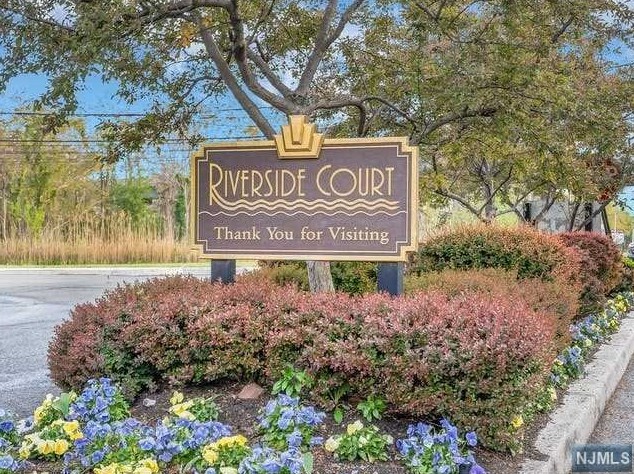 8 Mallard Pl, Secaucus NJ  07094-2930 exterior