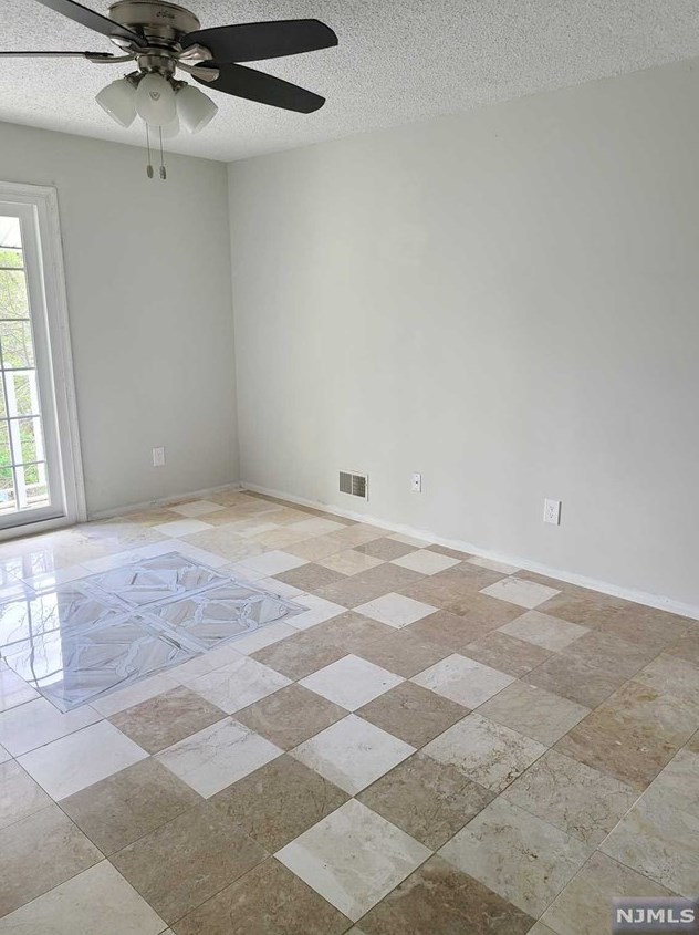 590 Lilac Ln, Mahwah, NJ 07430