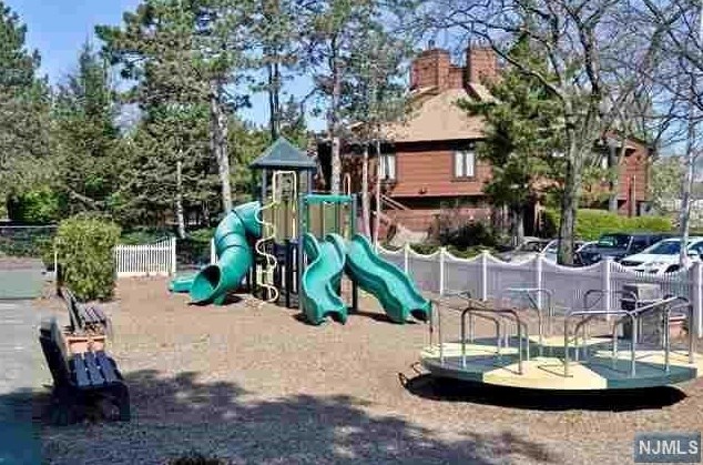 170 Sandcastle Ky, Secaucus NJ  07094-2206 exterior