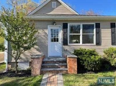 20 Sand Rd, Westwood, NJ 07675-2417