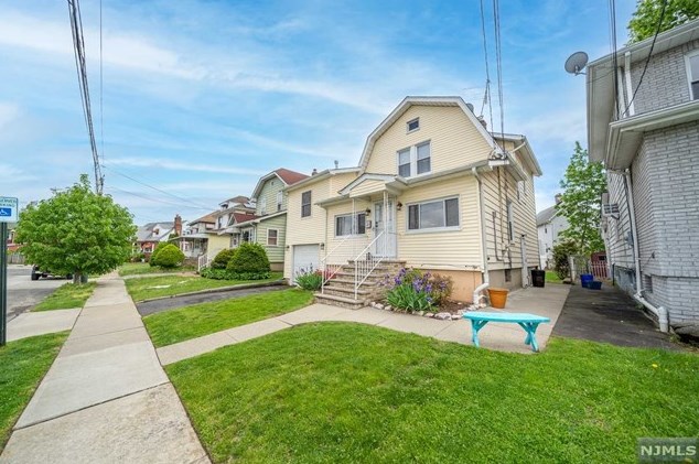 32 Kearney St, Lyndhurst, NJ 07071-1010