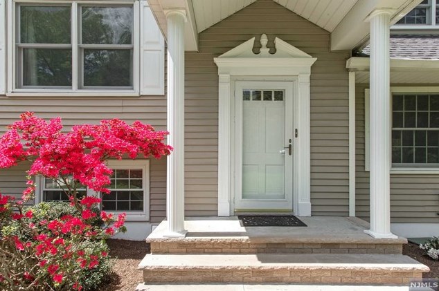11 Lilline Ln, Upper Saddle River, NJ 07458