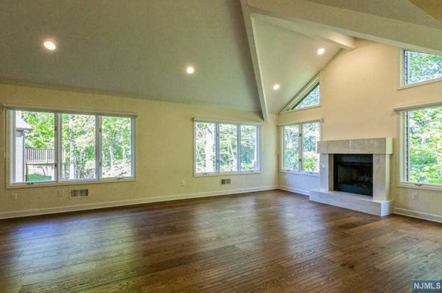 23 Lakeview Dr, Westwood NJ  07675-7072 exterior