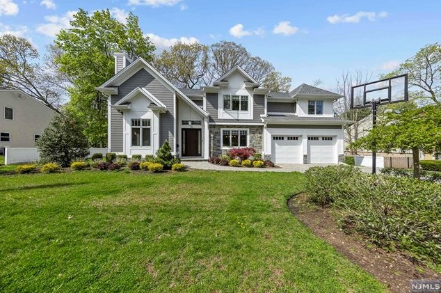 95 Mezzine Dr, Cresskill, NJ 07626