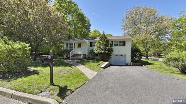 92 Manito Ave, Oakland, NJ 07436