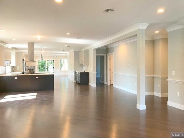 38 W Edsall Blvd #2nd Floor, Palisades Park, NJ 07650