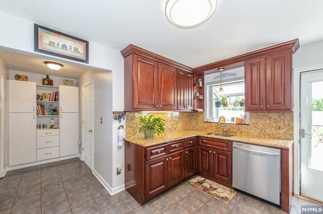68 Elmwood Dr, Elmwood Park NJ  07407-1712 exterior