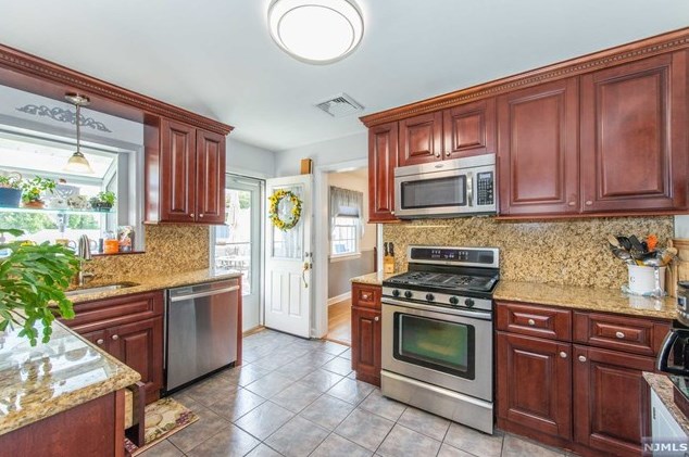 68 Elmwood Dr, Elmwood Park NJ  07407-1712 exterior