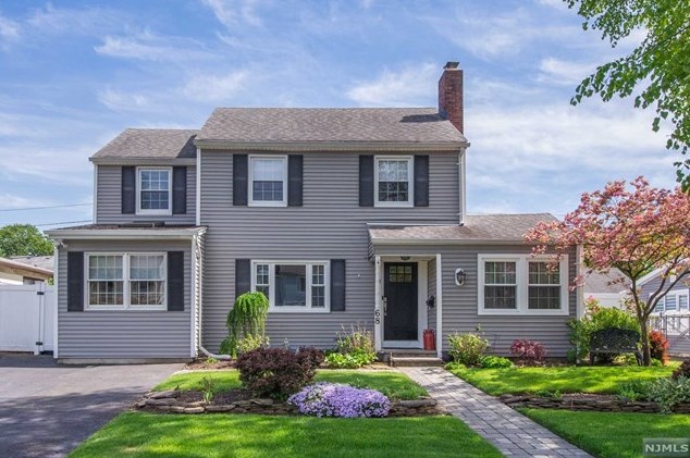 68 Elmwood Dr, Elmwood Park NJ  07407-1712 exterior