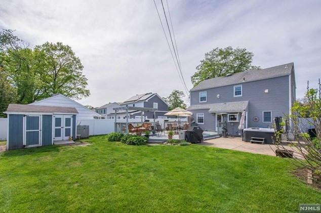 68 Elmwood Dr, Elmwood Park NJ  07407-1712 exterior