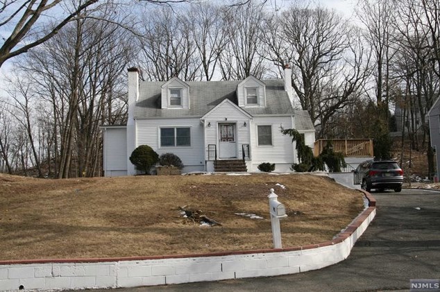 42 Bullens Ave, Wayne, NJ 07470-2531