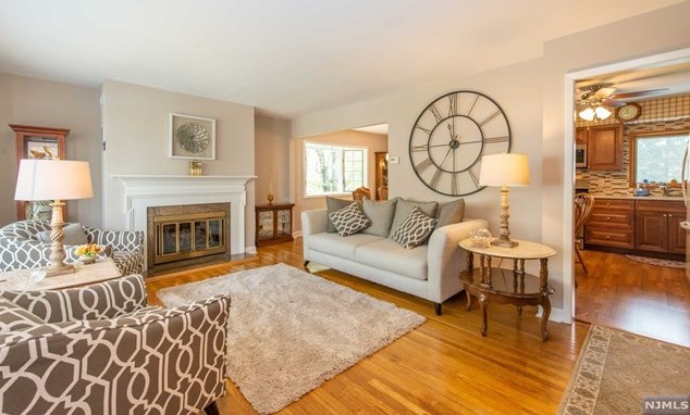28 Doremus Pl, Elmwood Park, NJ 07407-1708