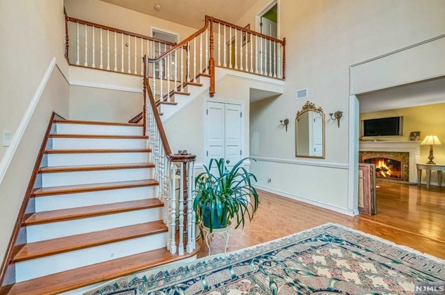 45 Dwarskill Ln, Norwood, NJ 07648-2405