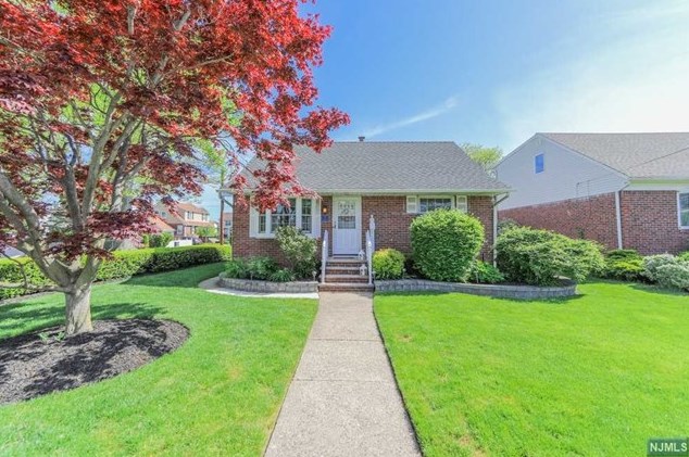 2 E Forest Pl, Rochelle Park, NJ 07662