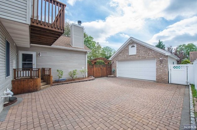 599 Oak Ave, Saddle Brook, NJ 07663-4912