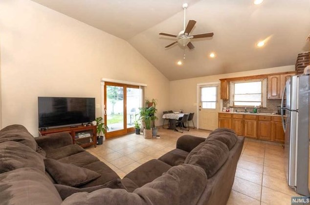 79 Lee St, Elmwood Park, NJ 07407-2108