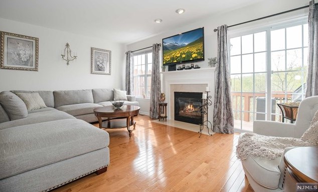 55 Mountainside Dr, Pompton Falls, NJ 07442-1762