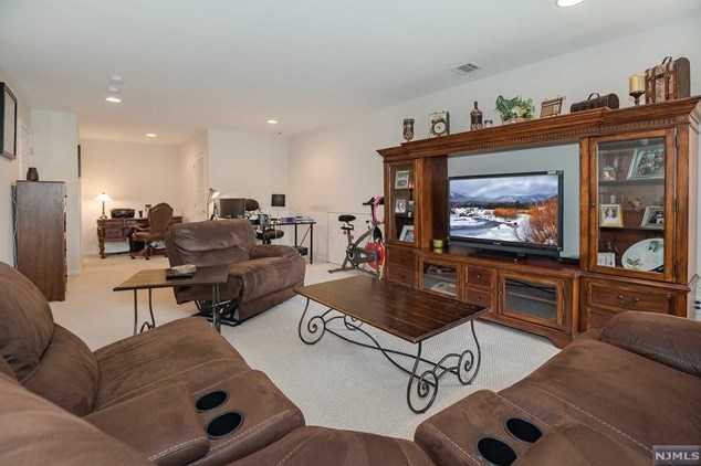 55 Mountainside Dr, Pompton Lakes NJ  07442-1763 exterior