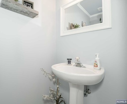 55 Mountainside Dr, Pompton Lakes NJ  07442-1763 exterior