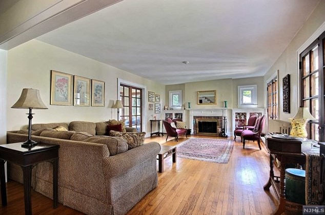 207 Pascack Rd, Park Ridge NJ 07656-1125 exterior