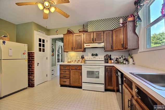 207 Pascack Rd, Park Ridge NJ 07656-1125 exterior