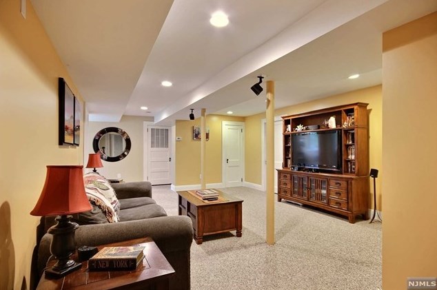 207 Pascack Rd, Park Ridge NJ 07656-1125 exterior