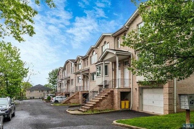 531 Broad Ave, Palisades Park, NJ 07650-1736