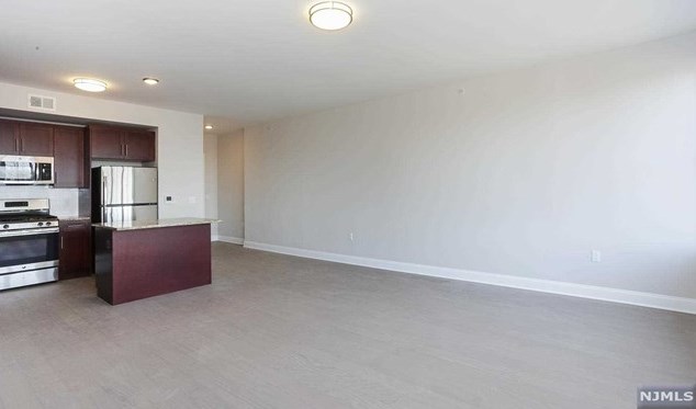 555 10th St #205, Palisades Park, NJ 07650