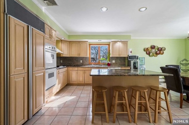 2 State Rt 5, West Fort Lee NJ 07024-4333 exterior