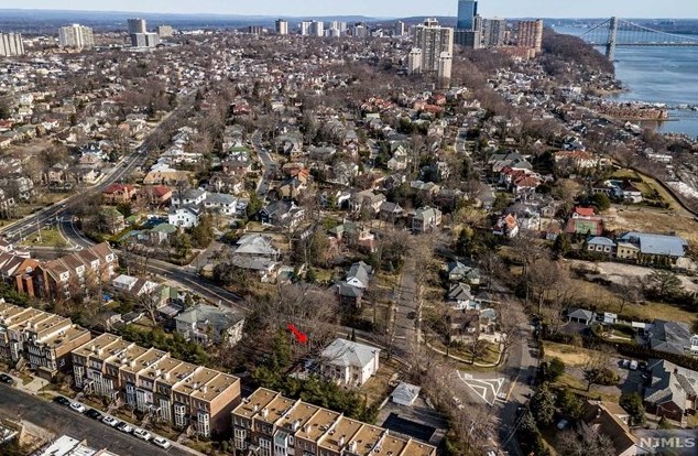 2 State Rt 5, West Fort Lee NJ 07024-4333 exterior