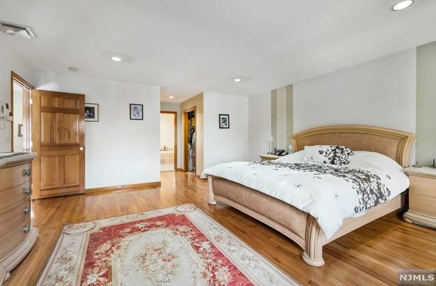 2 State Rt 5, West Fort Lee NJ 07024-4333 exterior