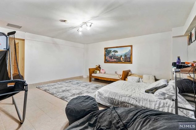 2 State Rt 5, West Fort Lee NJ 07024-4333 exterior