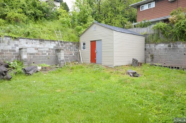 325 Farnham Ave, Lodi, NJ 07644