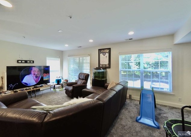 11 Mallard Pl, Secaucus, NJ 07094