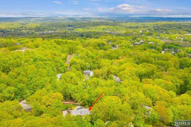 605 Reservoir Dr, Franklin Lakes, NJ 07417