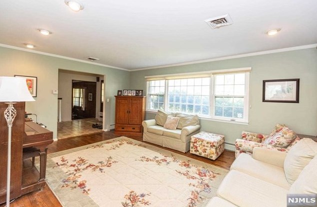 4 Mae Ct, Park Ridge, NJ 07656-1622