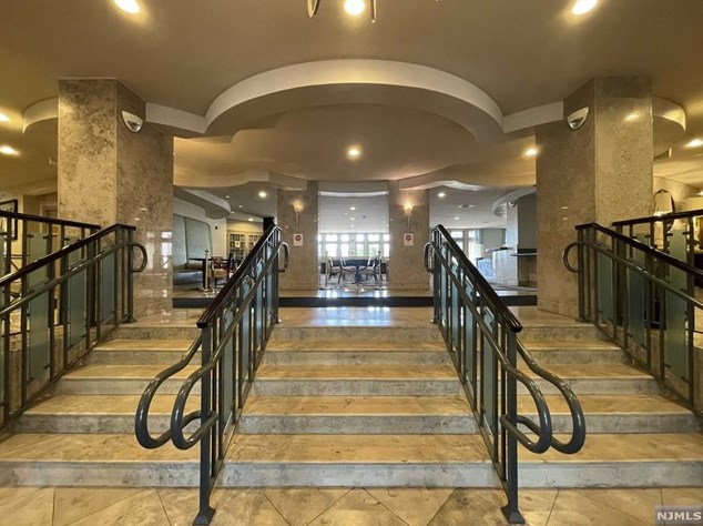 7400 River Rd #430, North Bergen, NJ 07047