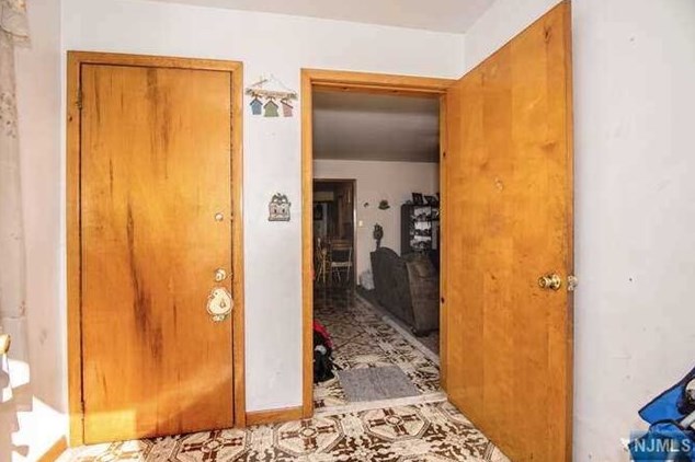 321 Travers Pl, Lyndhurst NJ  07071-2110 exterior