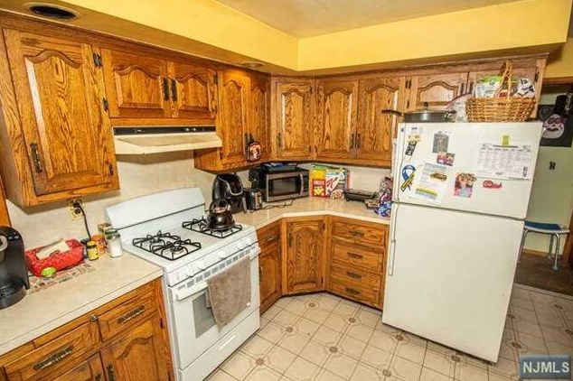 321 Travers Pl, Lyndhurst NJ  07071-2110 exterior