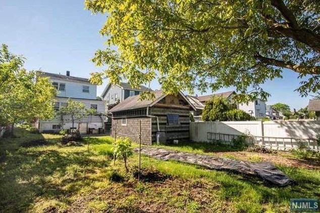 321 Travers Pl, Lyndhurst, NJ 07071