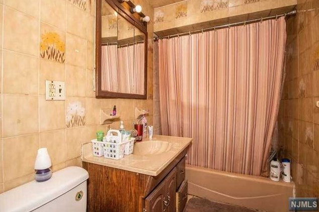 321 Travers Pl, Lyndhurst NJ  07071-2110 exterior