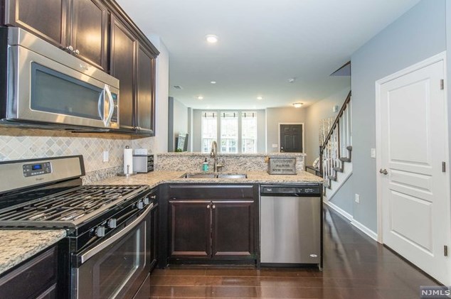 1 Dahlia Ln, Outwater, NJ 07026