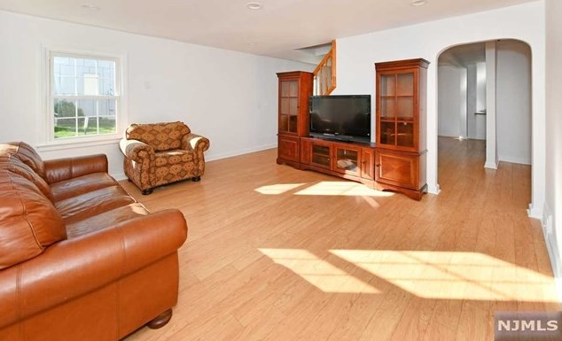 30 Kipp Ave, Hasbrouck Heights, NJ 07604