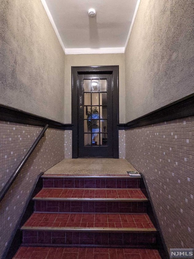 20 Pershing Pl, North Arlington, NJ 07031-6159