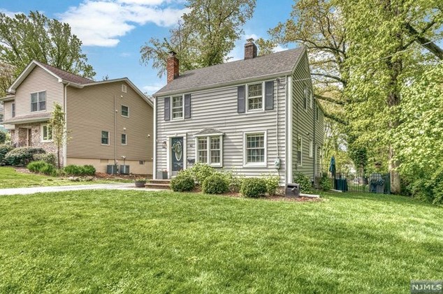 42 Cherokee Ave, Allendale, NJ 07401