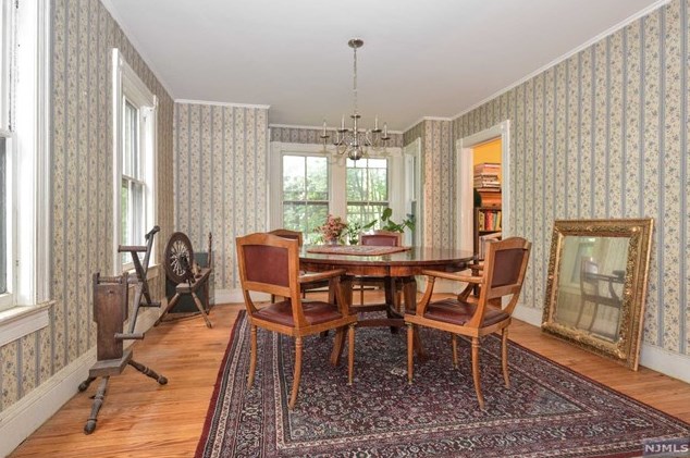 209 E Crescent Ave, Allendale, NJ 07401