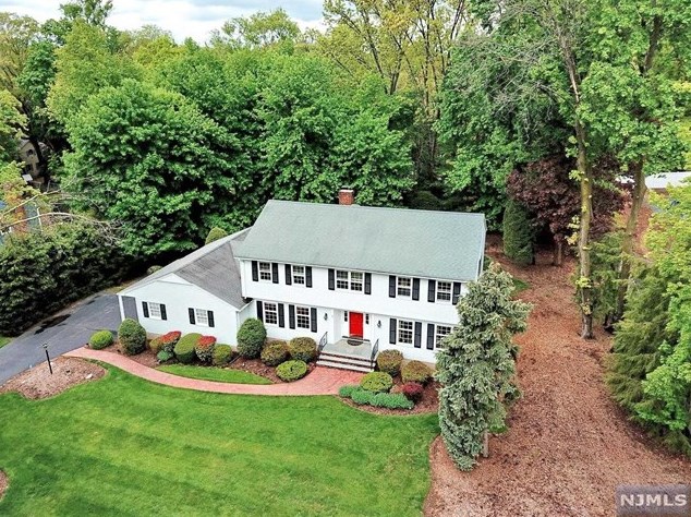 369 Brownstone Ct, Wyckoff, NJ 07481-2429
