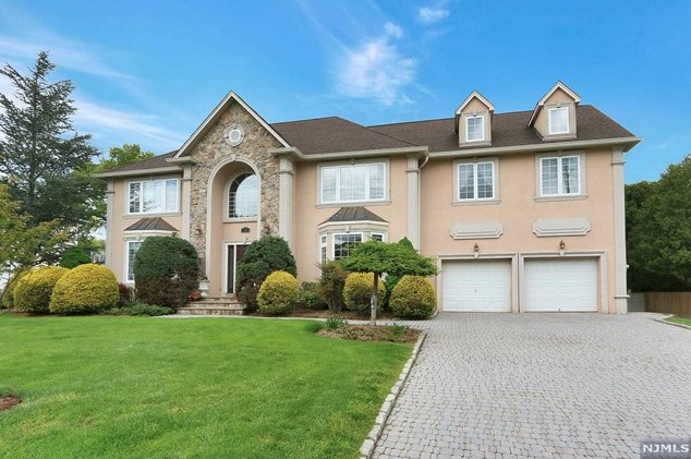 111 Phyllis Dr, Westwood, NJ 07675-7225